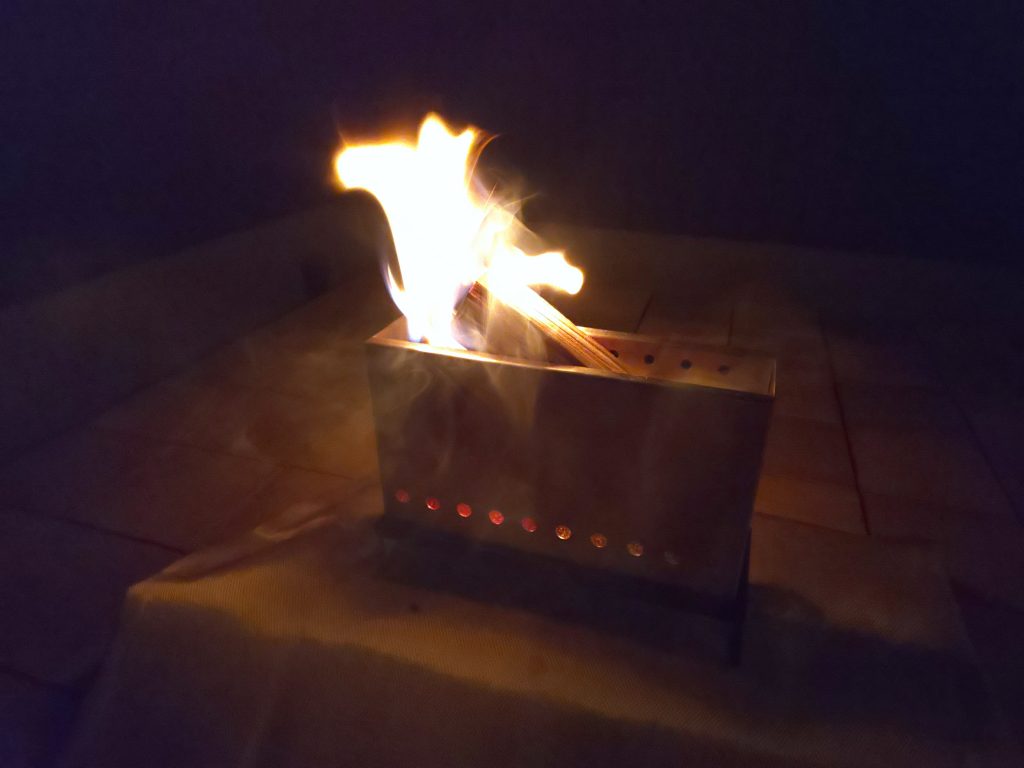 DODの「ぷちもえファイヤー」でメヤマキのソロキャンプ専用薪を燃やし